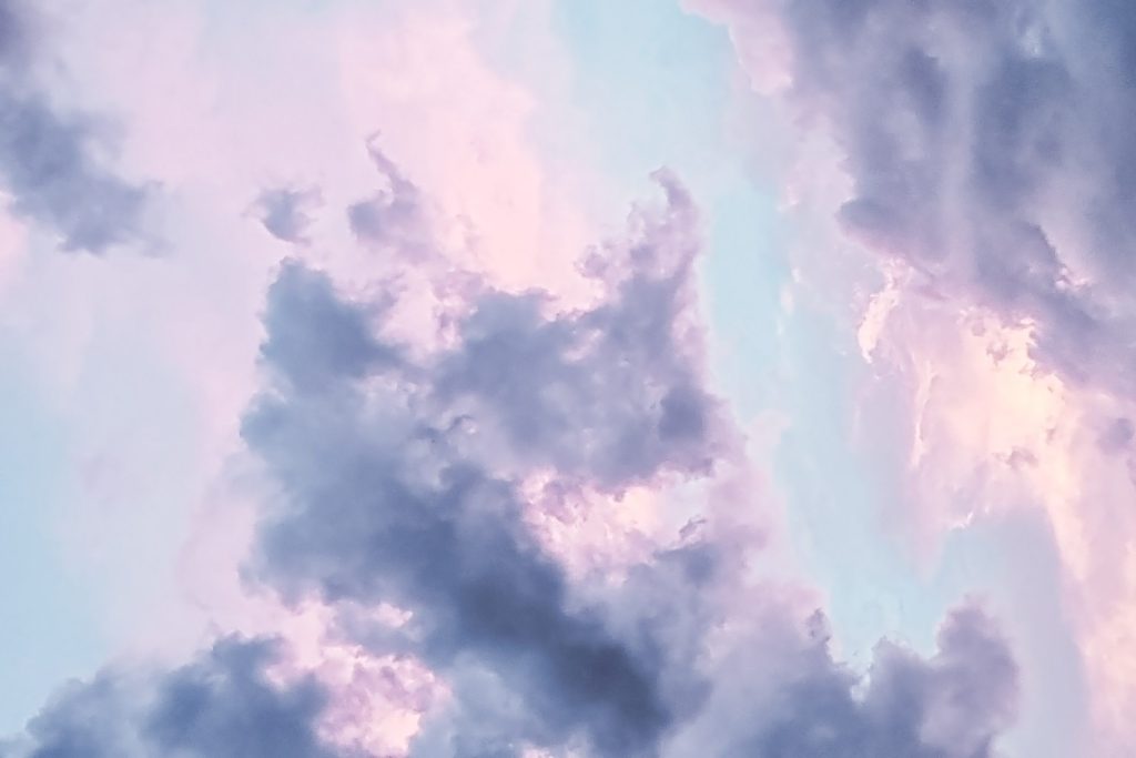 SEO kan ta deg opp i himmelen, her illustrert med rosa skyer